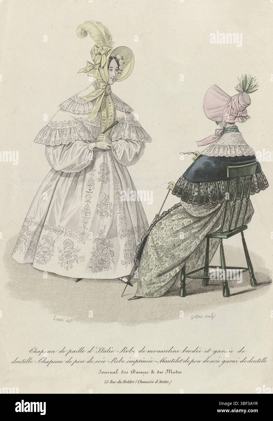 Lanté, Louis Marie, Gatine, Le Journal des Dames et des Demoiselles, 10. Juni 1835, Nr. 3278: Chapeau de paille d'Itali, in der Mitte des Randes - graviert, zwei Frauen, eine sitzend und auf dem Rücken gesehen. Laut der Kappe "Paille d'Italie" Hut. Besticktes Mousseline-Kleid mit Spitze. Hut von pou de Soie. Bedrucktes Kleid mit Blattmotiv. 'Mantelet' von 'pou de Soie' mit Spitze verziert. Der Druck ist Teil des Modemagazins Journal des Dames et des Modes, Paris, 1797-1839. Kostüme und Modeschmucke, Kostüme Parisiens, Chapeau de Paille d'Italie - RO Stockfoto