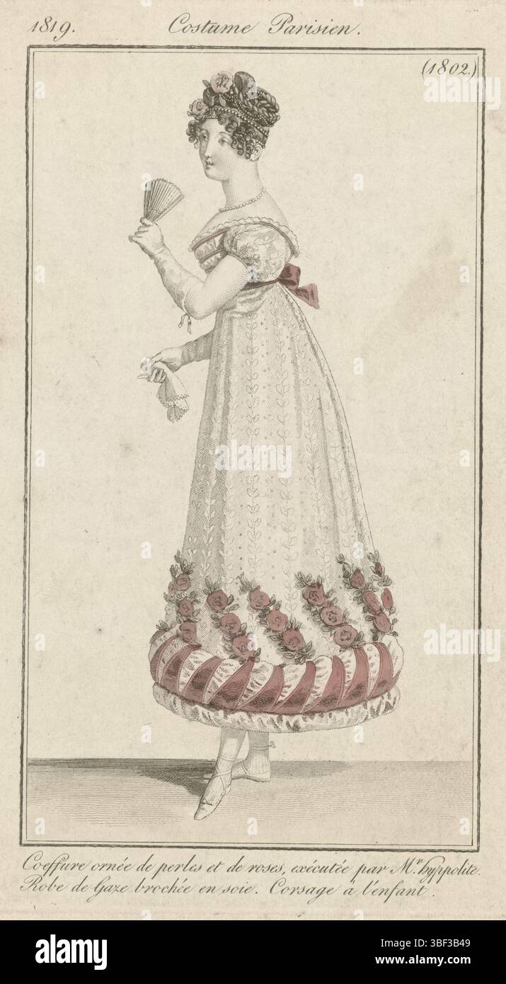 Paris, Mésangère, Pierre de la, Journal des Dames et des Modes, Kostüm Parisien, 15. März 1819, (1802): Coeffure ornée de perles, Paris, in der Mitte des Randes - graviert, stehende Frau in einem Tüllkleid mit Seide. Tipp der Fantasie. 'Coeffure' dekoriert mit Perlen und Rosen, gespielt von Mr. Hyppolite. Weiteres Zubehör: Halskette, lange Handschuhe, Fächer, Taschentuch, Schuhe. Der Druck ist Teil des Modemagazins Journal des Dames et des Modes, herausgegeben von Pierre de la Mésangère, 1797–1839., Modedrucke, Modeschmucke, Kostümdrucke und Modedrucke, Coeffure Stockfoto