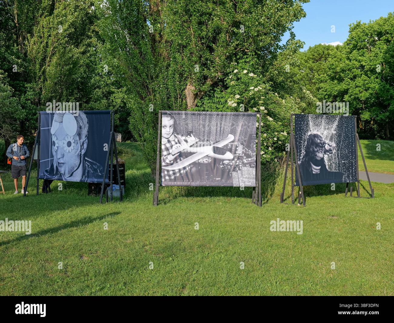 Ausstellungseröffnung der Fotobus Society Eröffnung der Fotoausstellung WAS PASSIERT IN DER ZEIT auf der Faust Wiese in Hannover mit einigen Exponaten. *** Ausstellungseröffnung der Fotobus-Gesellschaft Eröffnung der Fotoausstellung WAS PASSIERT IN der ZEIT in der Faust Wiese in Hannover mit mehreren Exponaten Copyright: XBerndxGüntherx Stockfoto