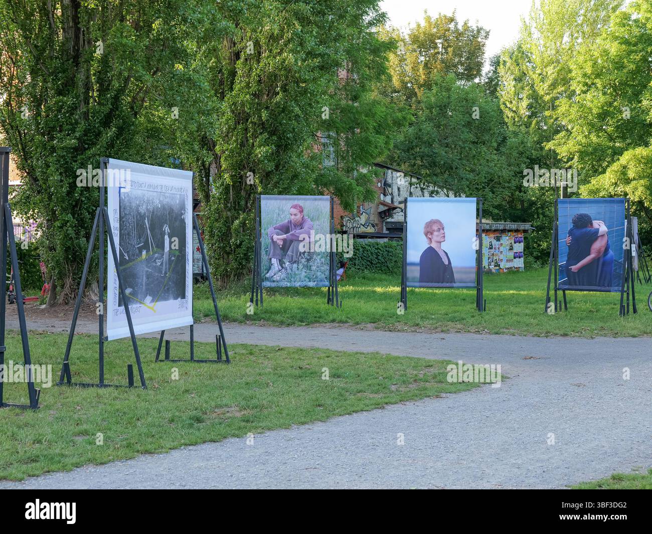 Ausstellungseröffnung der Fotobus Society Eröffnung der Fotoausstellung WAS PASSIERT IN DER ZEIT auf der Faust Wiese in Hannover mit einigen Exponaten. *** Ausstellungseröffnung der Fotobus-Gesellschaft Eröffnung der Fotoausstellung WAS PASSIERT IN der ZEIT in der Faust Wiese in Hannover mit mehreren Exponaten Copyright: XBerndxGüntherx Stockfoto