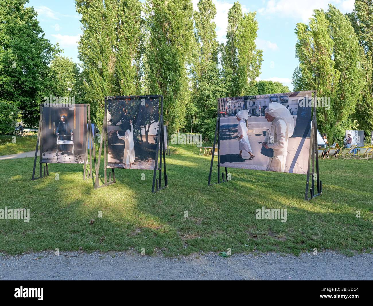 Ausstellungseröffnung der Fotobus Society Eröffnung der Fotoausstellung WAS PASSIERT IN DER ZEIT auf der Faust Wiese in Hannover mit einigen Exponaten. *** Ausstellungseröffnung der Fotobus-Gesellschaft Eröffnung der Fotoausstellung WAS PASSIERT IN der ZEIT in der Faust Wiese in Hannover mit mehreren Exponaten Copyright: XBerndxGüntherx Stockfoto