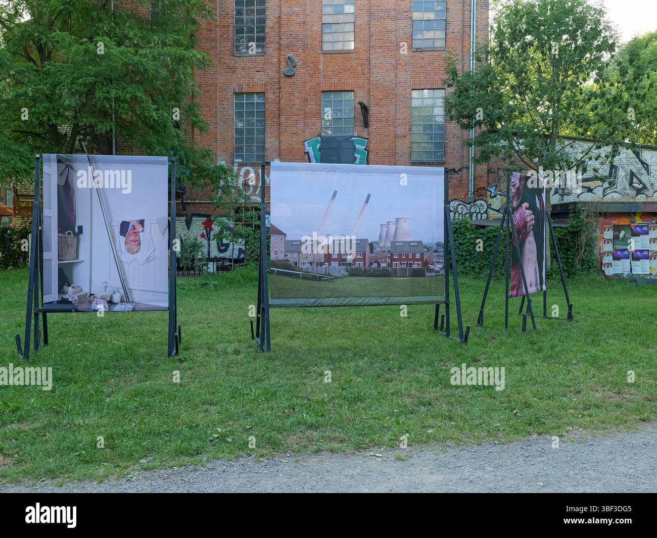 Ausstellungseröffnung der Fotobus Society Eröffnung der Fotoausstellung WAS PASSIERT IN DER ZEIT auf der Faust Wiese in Hannover mit einigen Exponaten. *** Ausstellungseröffnung der Fotobus-Gesellschaft Eröffnung der Fotoausstellung WAS PASSIERT IN der ZEIT in der Faust Wiese in Hannover mit mehreren Exponaten Copyright: XBerndxGüntherx Stockfoto
