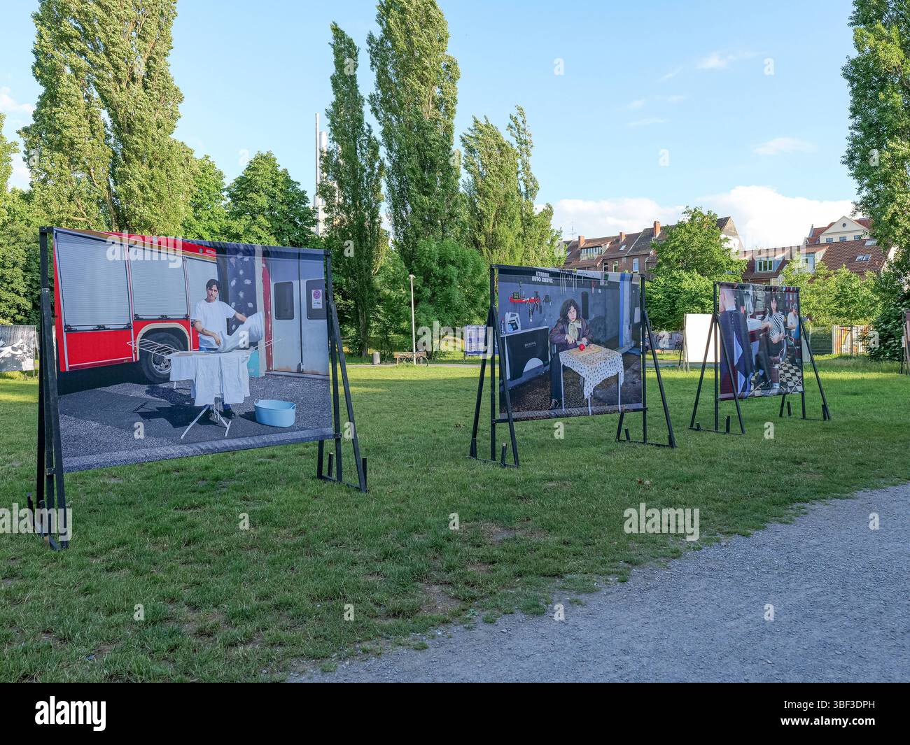 Ausstellungseröffnung der Fotobus Society Eröffnung der Fotoausstellung WAS PASSIERT IN DER ZEIT auf der Faust Wiese in Hannover mit einigen Exponaten. *** Ausstellungseröffnung der Fotobus-Gesellschaft Eröffnung der Fotoausstellung WAS PASSIERT IN der ZEIT in der Faust Wiese in Hannover mit mehreren Exponaten Copyright: XBerndxGüntherx Stockfoto