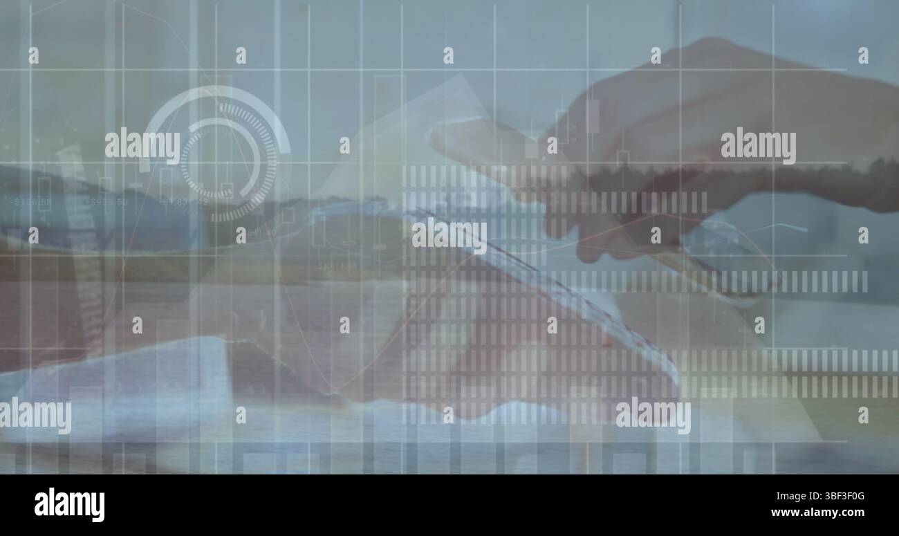 Bild der Verarbeitung von Finanzdaten über Personen, die das Zahlungsterminal nutzen Stockfoto