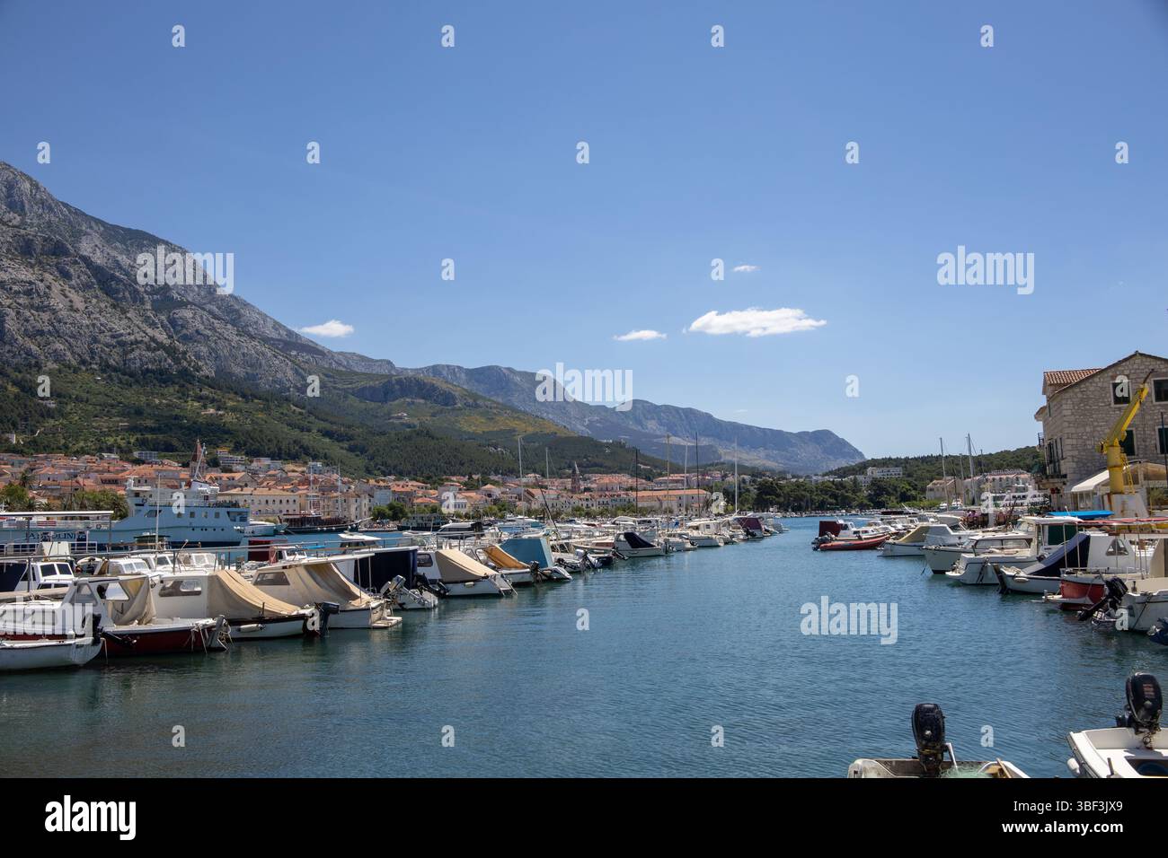Fantastische Meereslandschaft der Adria. In der Nähe von Makarska Strand Kroatien, Europa. Farbenfroher Sommerblick auf den kleinen Strand. Kroatische Küste mit klarem Wasser und Kiefer t Stockfoto