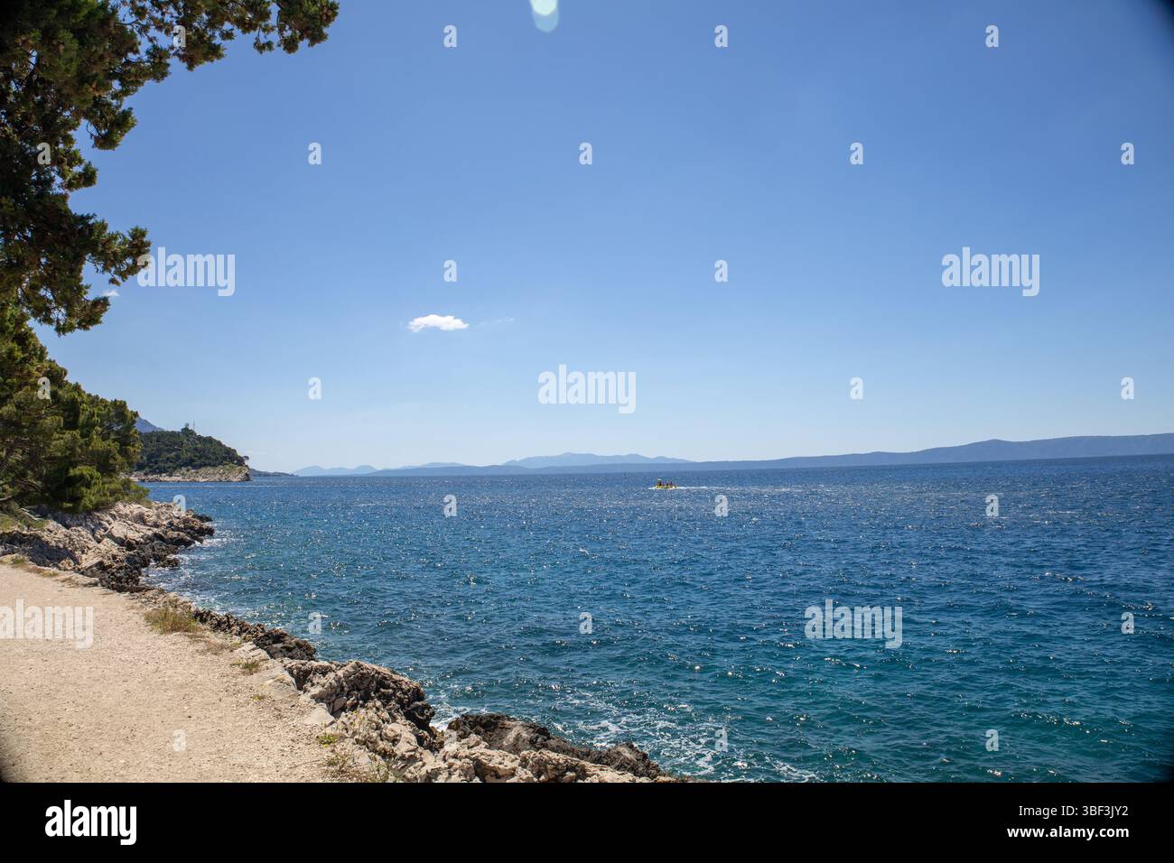 Fantastische Meereslandschaft der Adria. In der Nähe von Makarska Strand Kroatien, Europa. Farbenfroher Sommerblick auf den kleinen Strand. Kroatische Küste mit klarem Wasser und Kiefer t Stockfoto