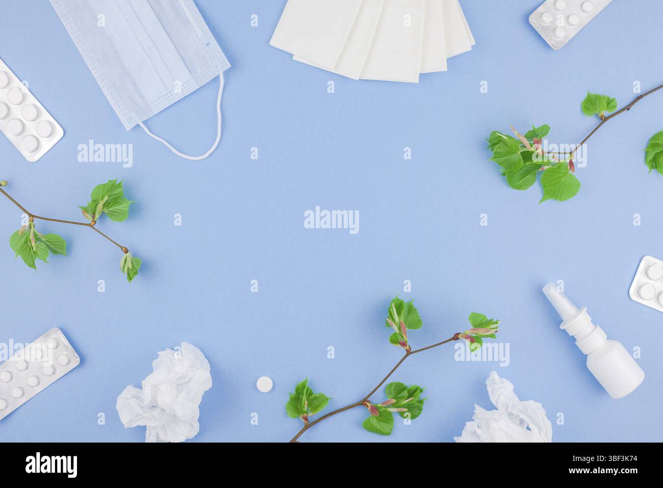 Kreative flach Konzept der saisonale Frühling Pollenallergie mit Servietten, Pillen, Gesichtsmaske, Tropfen in eine Flasche und frisches Grün sprießt mit Knospen mit c Stockfoto