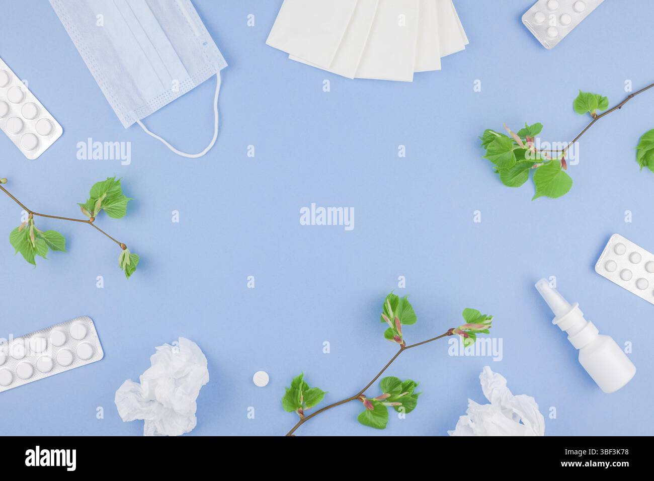 Kreative flach Konzept der saisonale Frühling Pollenallergie mit Servietten, Pillen, Gesichtsmaske, Tropfen in eine Flasche und frisches Grün sprießt mit Knospen. kopieren Stockfoto