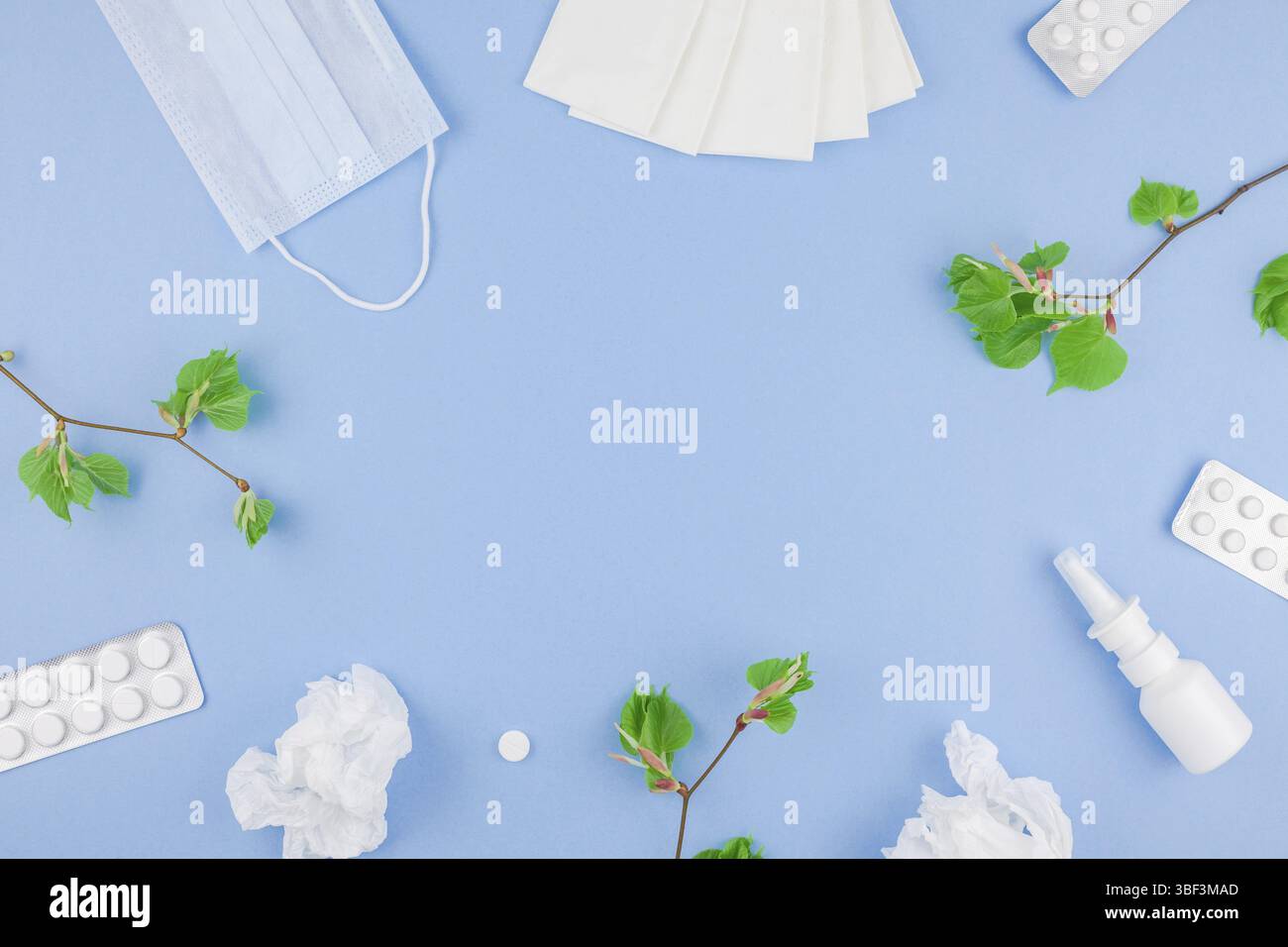 Kreative flach Konzept der saisonale Frühling Pollenallergie mit Servietten, Pillen, Gesichtsmaske, Tropfen in eine Flasche und frisches Grün sprießt mit Knospen. kopieren Stockfoto