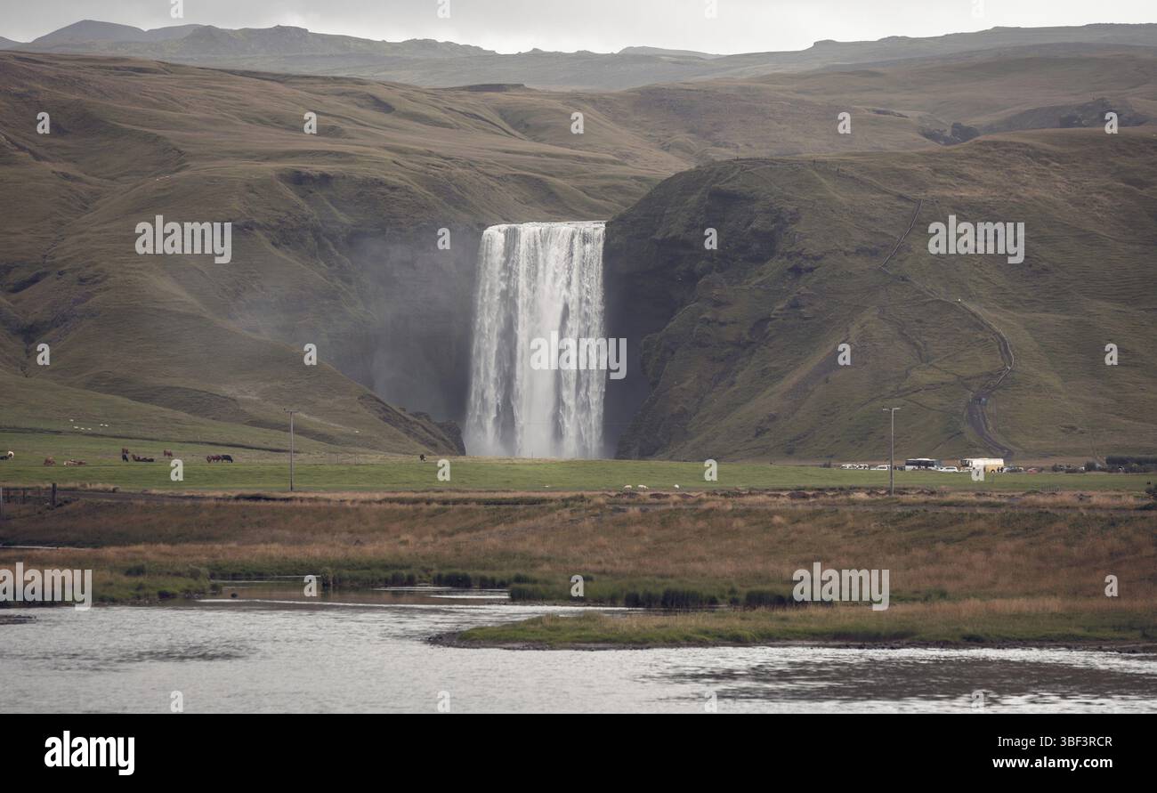 Skogafoss Wasserfall, südlichen Teil Islands, bei bedecktem Wetter Stockfoto