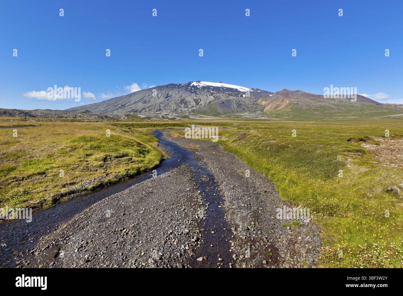 Summer Island Landschaft mit Bergen und kleinen Fluss Stream. Horizontalen Schuss Stockfoto