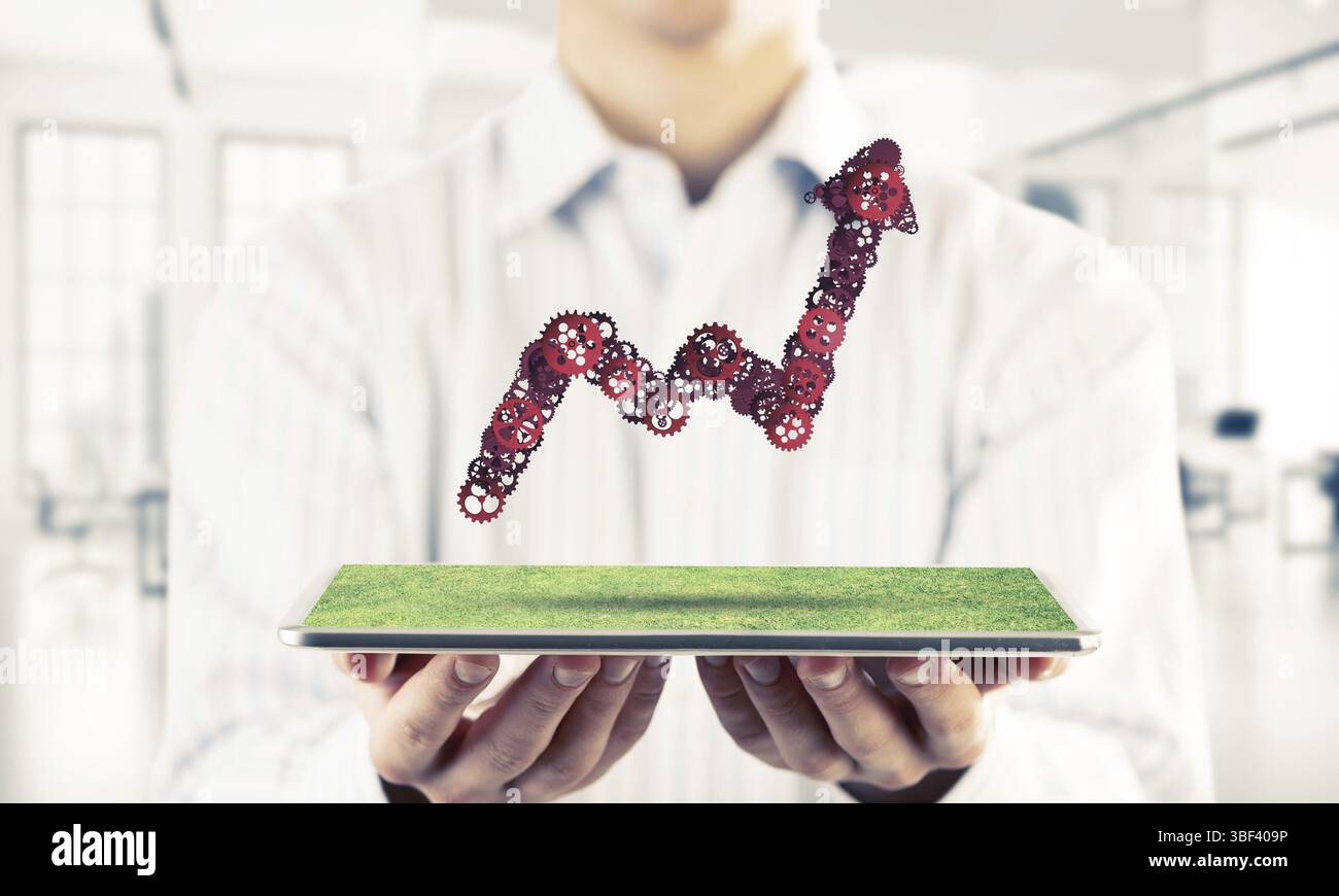 In der Nähe des Geschäftsmannes holding Tablet mit fortschreitender Graph. Mixed Media Stockfoto