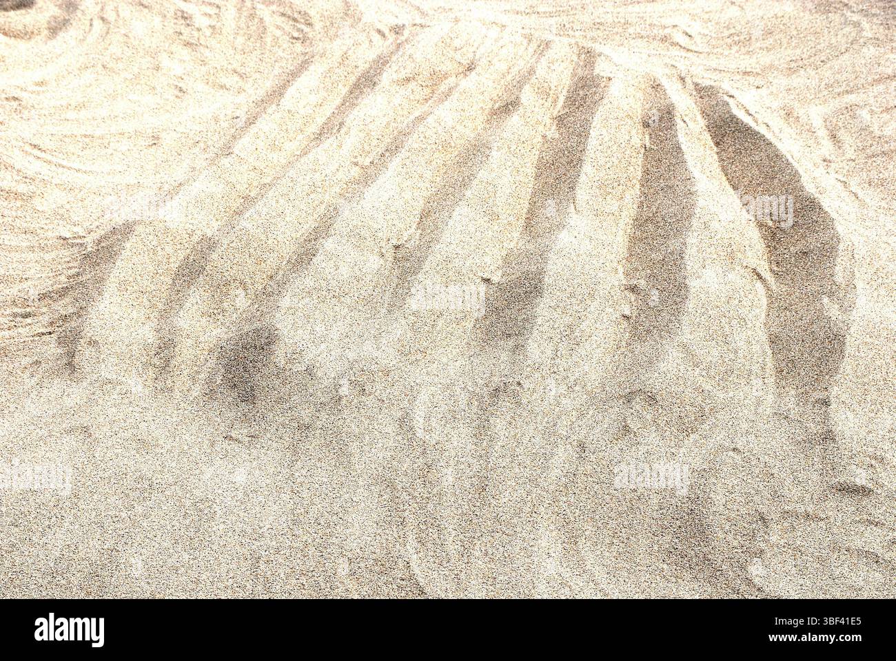 Mysteriöse Grooves in Sand – abstrakte Struktur unbekannter Herkunft Stockfoto