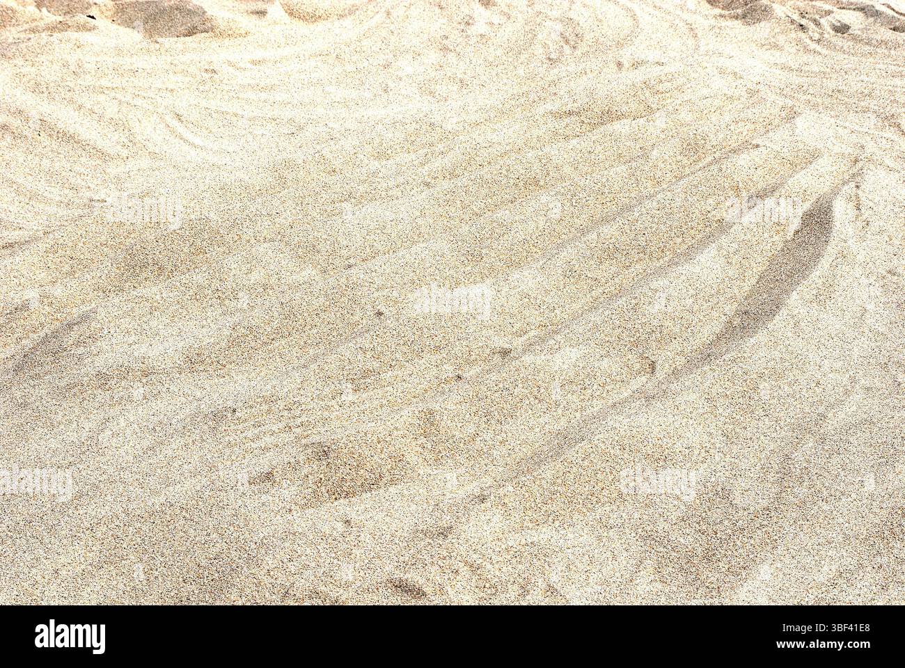 Mysteriöse Grooves in Sand – abstrakte Struktur unbekannter Herkunft Stockfoto