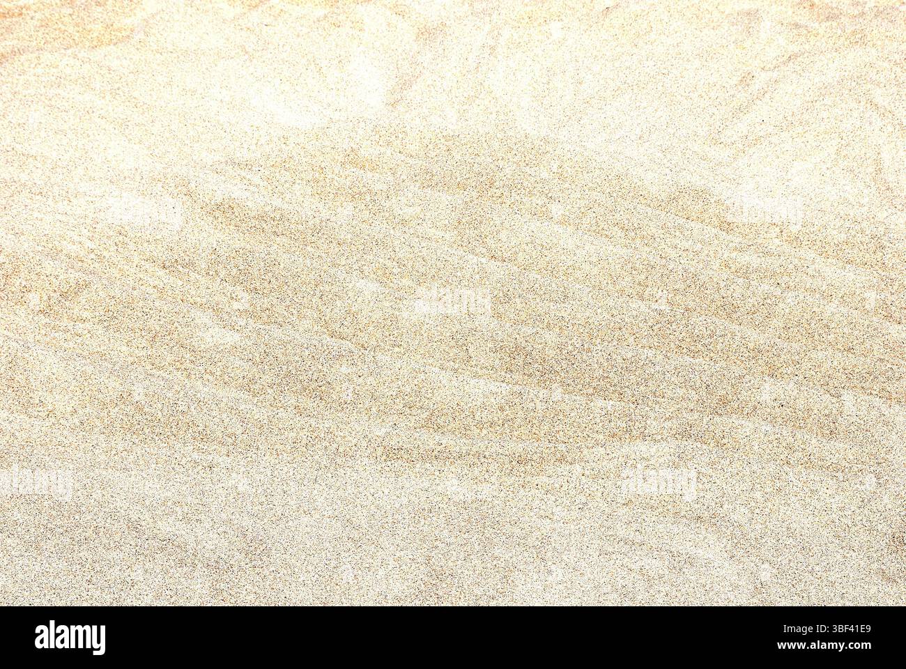 Mysteriöse Grooves in Sand – abstrakte Struktur unbekannter Herkunft Stockfoto