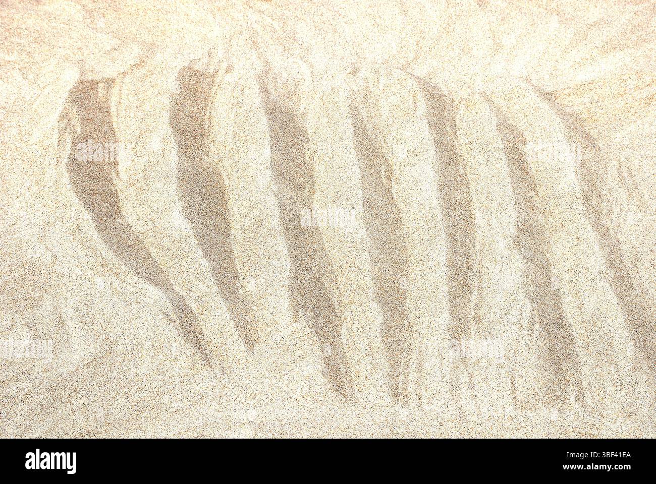 Mysteriöse Grooves in Sand – abstrakte Struktur unbekannter Herkunft Stockfoto