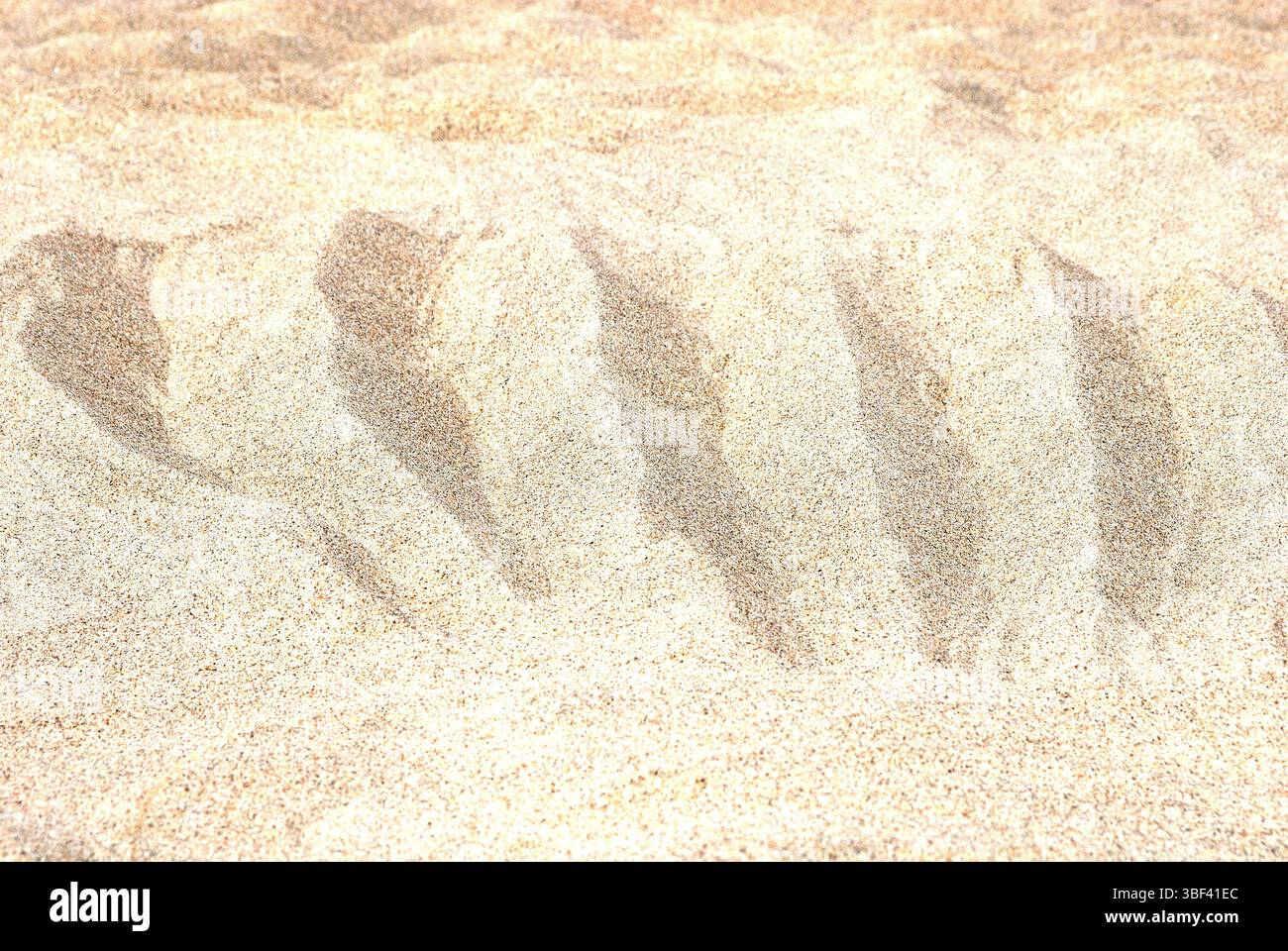 Mysteriöse Grooves in Sand – abstrakte Struktur unbekannter Herkunft Stockfoto