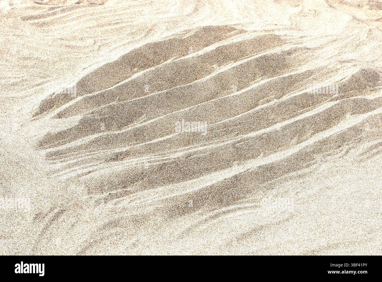 Mysteriöse Grooves in Sand – abstrakte Struktur unbekannter Herkunft Stockfoto