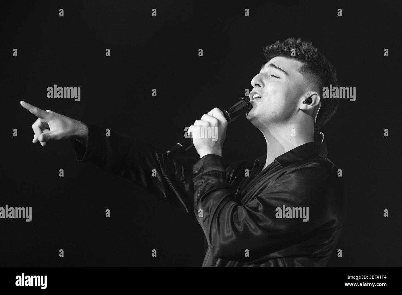 Der spanische Sänger Juanjo Bona tritt am 30. Mai 2025 während des Universal Music Festival Konzerts im Teatro Albeniz in Madrid auf Stockfoto