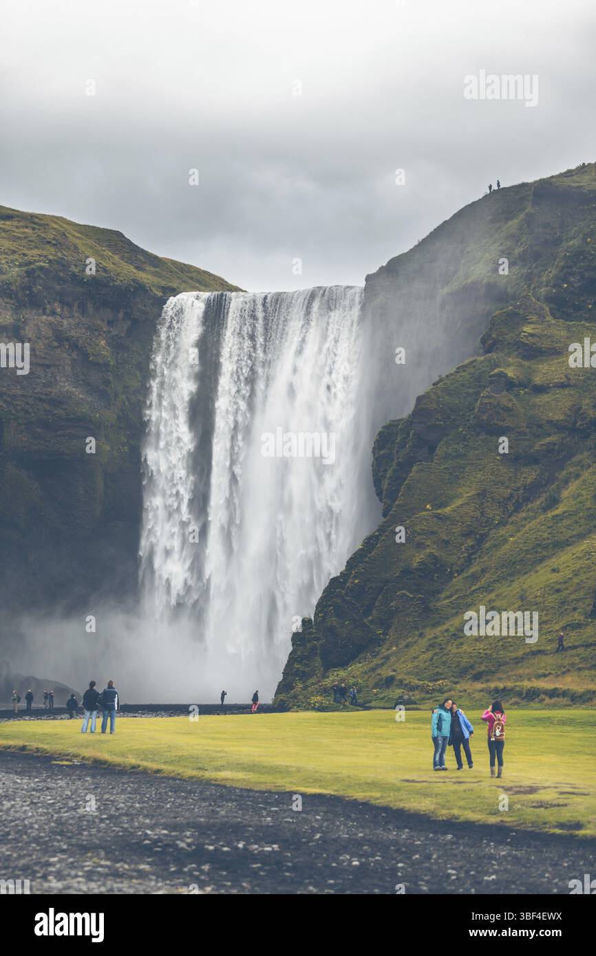 Skogafoss Wasserfall, südlichen Teil Islands, bei bedecktem Wetter Stockfoto