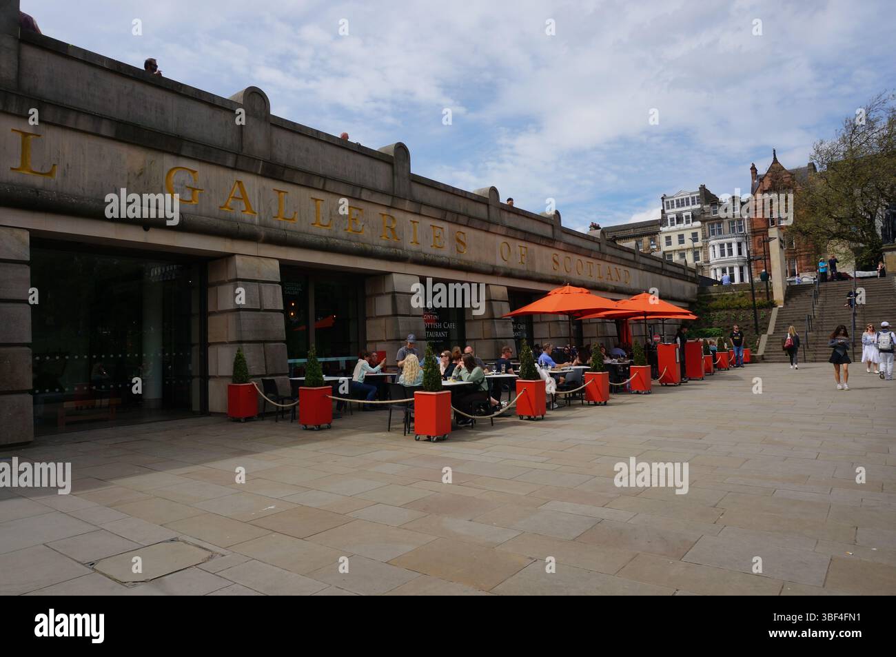 Leute sitzen draußen in einem Café in den National Galleries of Scotland, Edinburgh, Schottland, Großbritannien Stockfoto