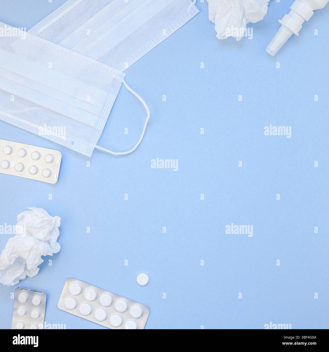 Kreative flach Konzept der saisonale Frühling Allergie mit Servietten, Pillen, Gesichtsmaske und Tropfen in einer Flasche mit Kopie Raum quadratische Hintergrund minimale st- Stockfoto