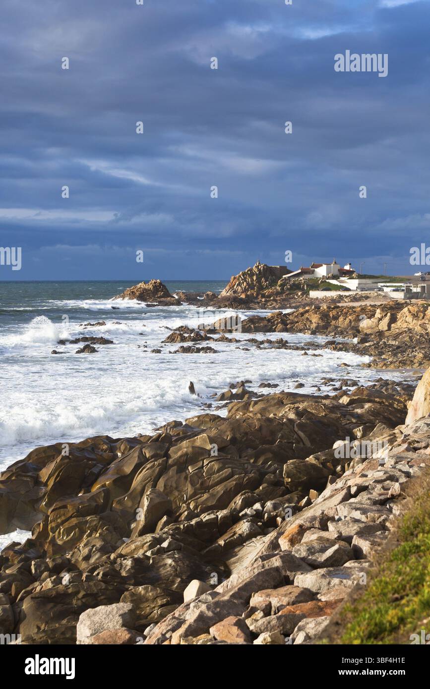 Westlichen Portugal Ozean Küste in der Nähe von Porto. Vertikale erschossen Stockfoto