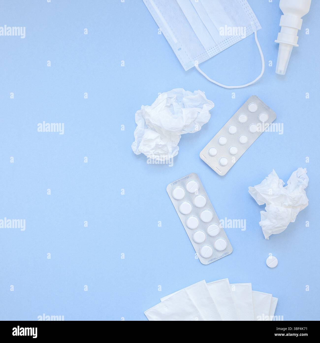 Kreative flach Konzept der saisonale Frühling Allergie mit Servietten, Pillen, Gesichtsmaske und Tropfen in einer Flasche mit Kopie Raum quadratische Hintergrund minimale st- Stockfoto