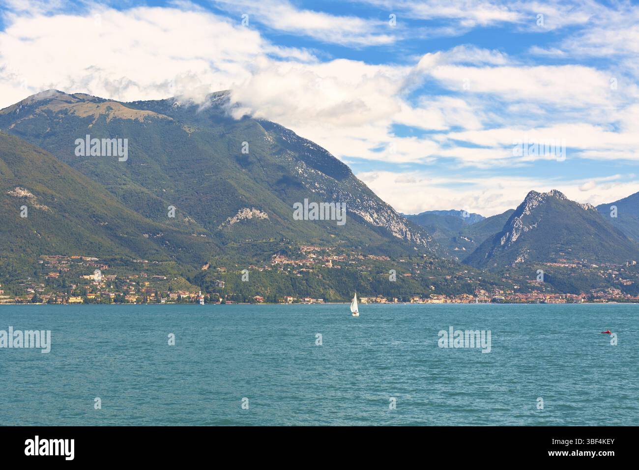 Blick auf den Gardasee und die Alpen in Italien. Sommeraufnahme Stockfoto