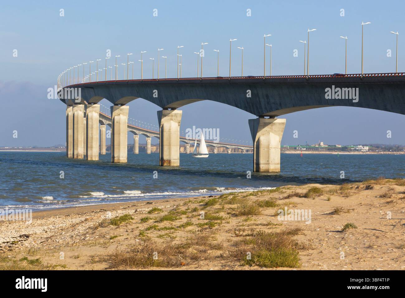 Gekrümmten Beton-Brücke über dem Wasser. Horizontalen Schuss Stockfoto