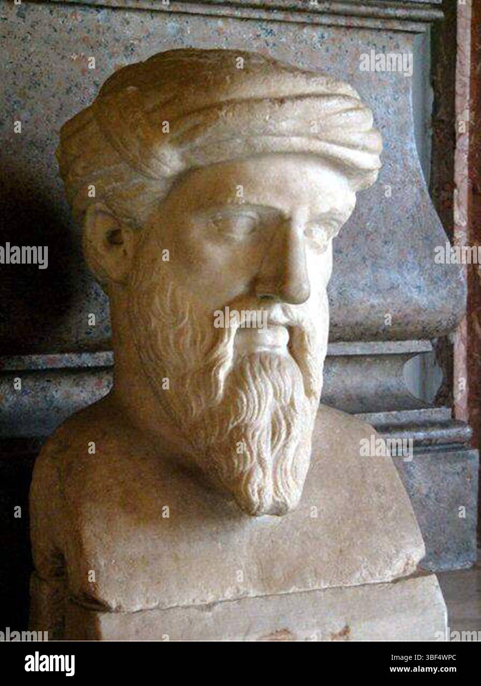 Die mathematischen und mystischen Lehren der Anhänger von Pythagoras, oben abgebildet, übten einen starken Einfluss auf Platon aus. Skulptur mit Büstenkopf Stockfoto