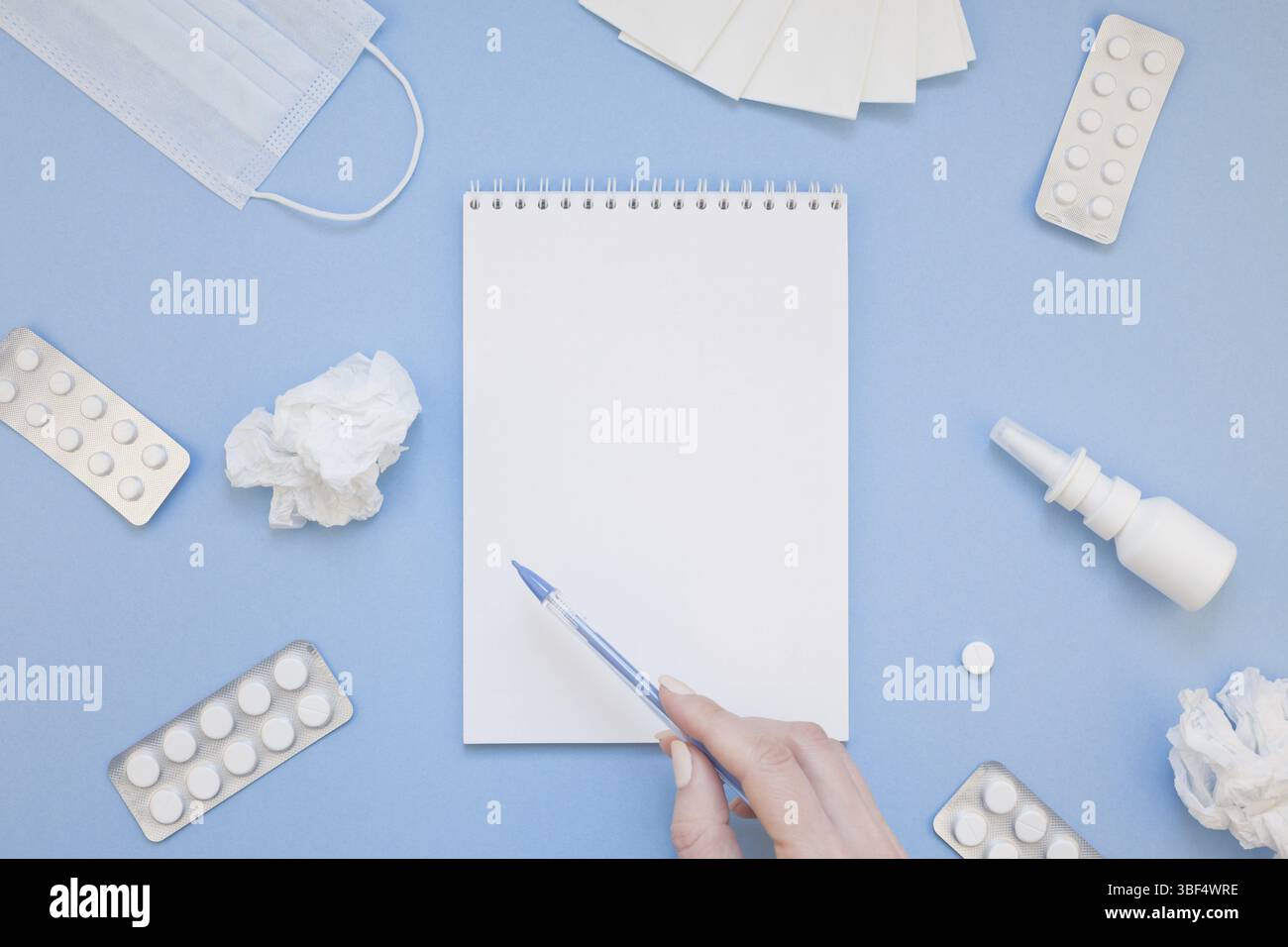 Kreative flach Konzept der saisonale Frühling Allergie mit Servietten, Pillen, Gesichtsmaske, Tropfen in einer Flasche und eine weibliche Hand mit Kopie Raum Hintergrund mi Stockfoto