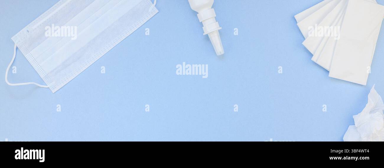 Kreative flach Konzept der saisonale Frühling Allergie mit Servietten, Pillen, Gesichtsmaske und Tropfen in einer Flasche mit Kopie Raum lange breite Banner minimal Sty Stockfoto