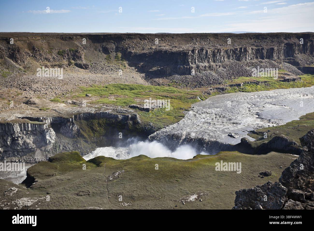 Wasserfall Dettifoss in Island unter einem blauen Himmel mit Wolken. Horizontalen Schuss Stockfoto