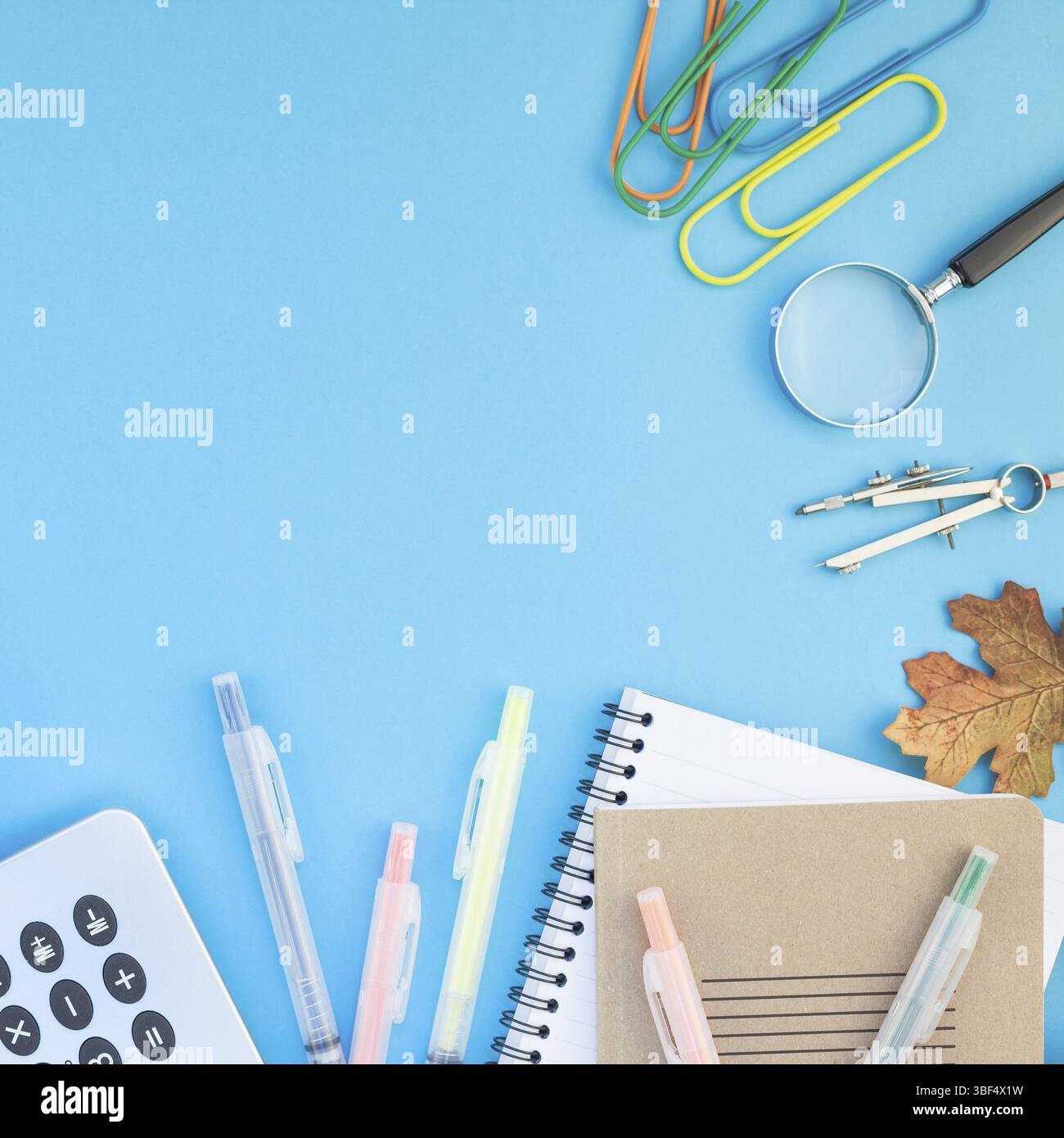 Square Creative flach Draufsicht zurück zu Schule Konzept mit Farbe Schul- und Büromaterialien auf hell türkis Papier Tabelle Rahmen Hintergrund mit c Stockfoto