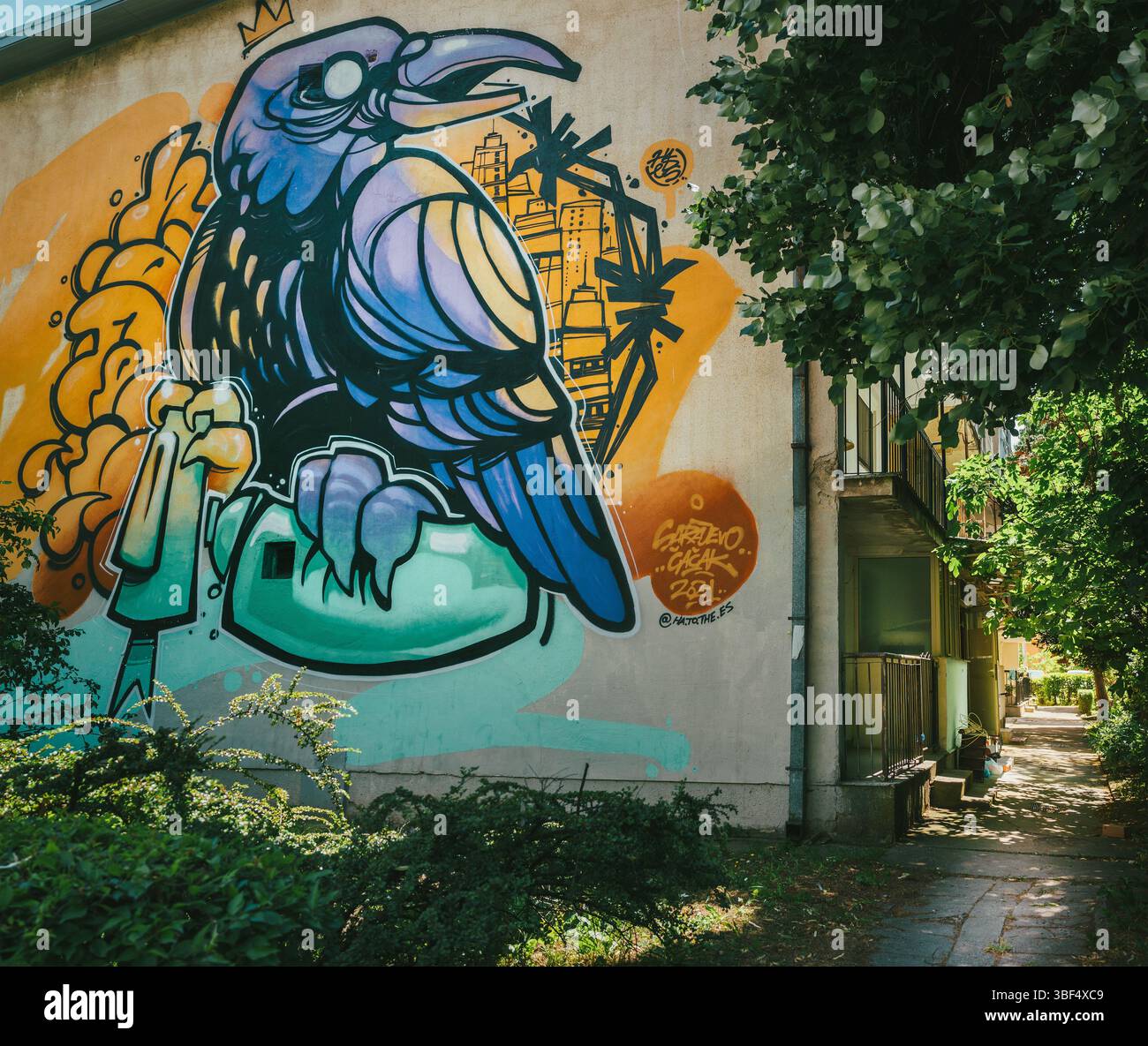 Cacak, Serbien - 27. Mai 2025: Große Graffiti an den Wänden von Gebäuden sind in mehreren Straßen zu sehen. Kunstwerke von Teilnehmern des Duk Festivals. Stockfoto