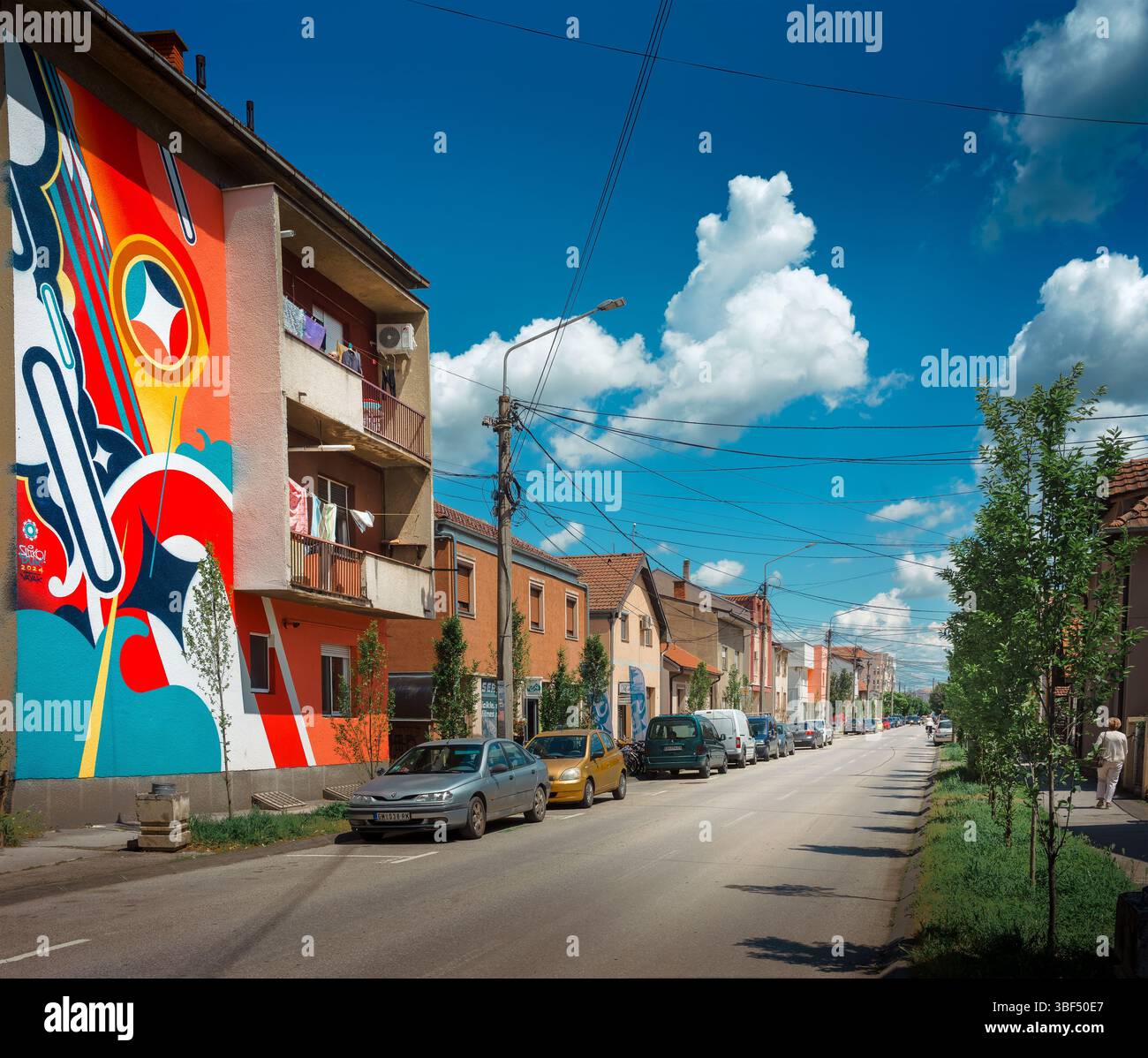 Cacak, Serbien - 27. Mai 2025: Große Graffiti an den Wänden von Gebäuden sind in mehreren Straßen zu sehen. Kunstwerke von Teilnehmern des Duk Festivals. Stockfoto