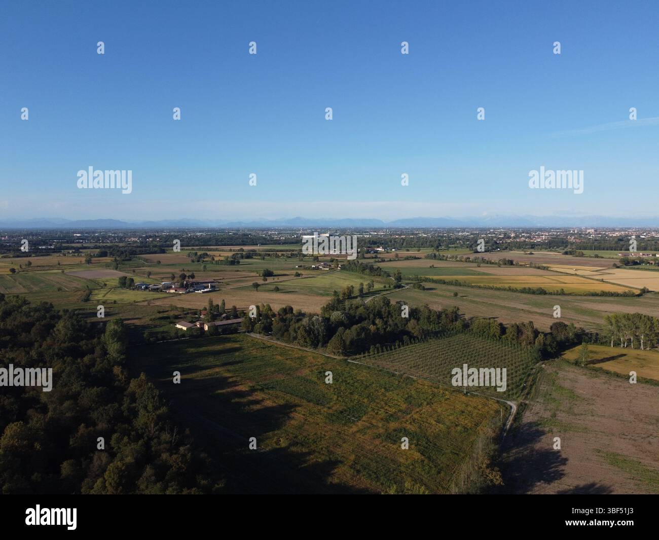 Ein friedlicher Blick über das Potal in der Nähe des Parco Ticino mit klassischem norditalienischen Ackerland an der Grenze zwischen Piemont und Lombardei in Sof Stockfoto