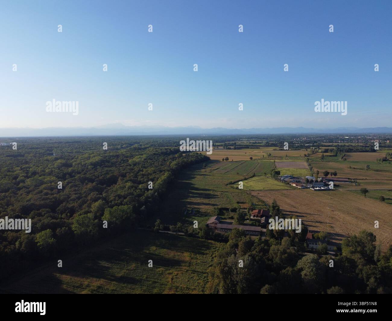 Ein friedlicher Blick über das Potal in der Nähe des Parco Ticino mit klassischem norditalienischen Ackerland an der Grenze zwischen Piemont und Lombardei in Sof Stockfoto