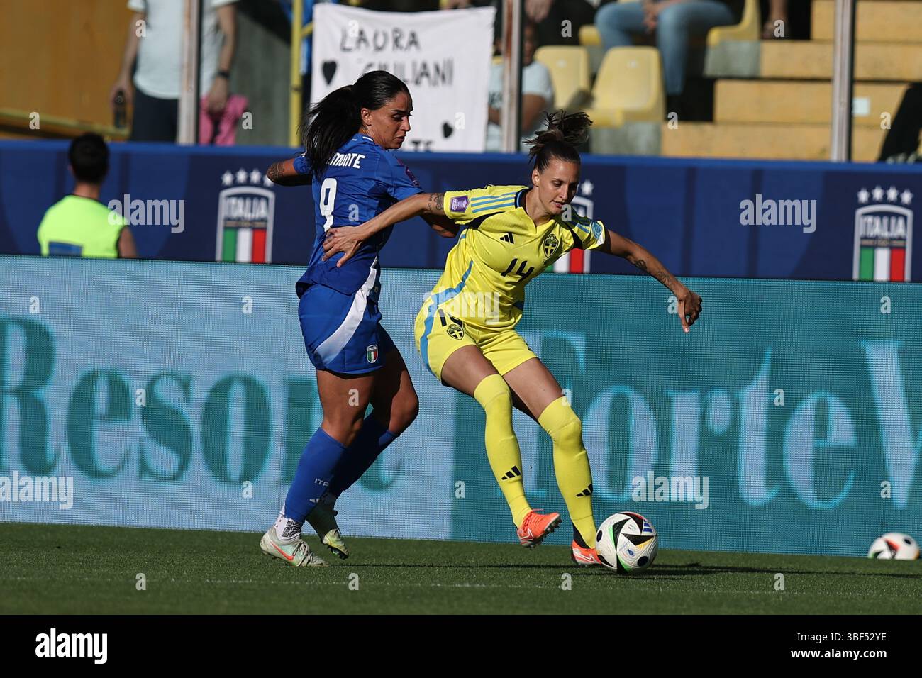 Nathalie Bjorn (Schweden Frauen)Martina Piemonte (Italien Frauen) während des Spiels der UEFA Women's Nations League 2027 zwischen Italien Frauen 0-0 Schweden Frauen im Ennio Tardini Stadium am 30. Mai 2025 in Parma, Italien. Stockfoto