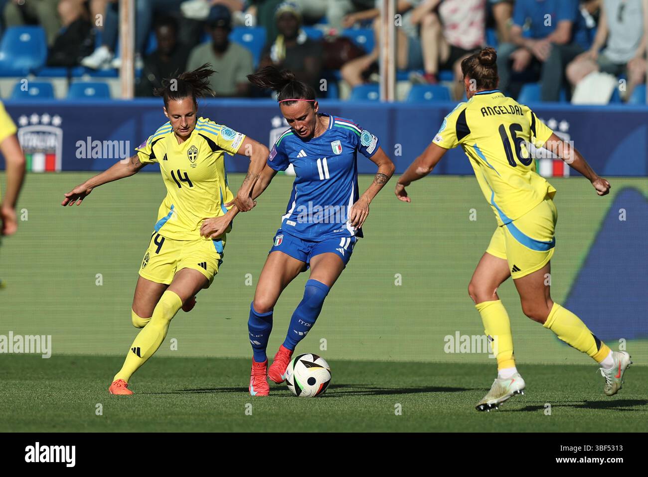 Nathalie Bjorn (Schweden Frauen)Barbara Bonansea (Italien Frauen)Filippa Angeldahl (Schweden Frauen) während des Spiels der UEFA Womens Nations League 2027 zwischen Italien Frauen 0-0 Schweden Frauen im Ennio Tardini Stadium am 30. Mai 2025 in Parma, Italien. Stockfoto