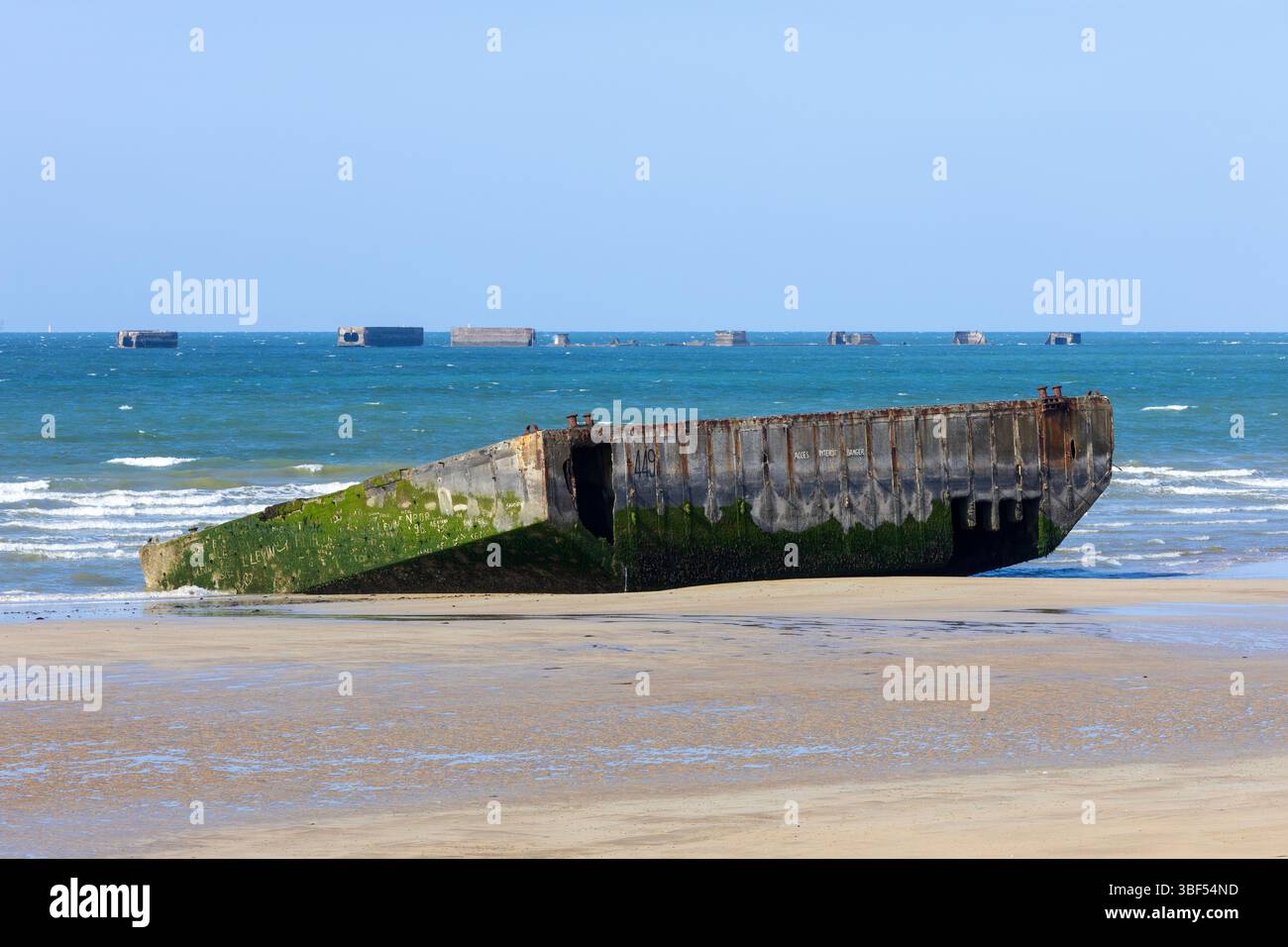 Die Überreste von Mulberry Harbour B (Port Winston) wurden am D-Day genutzt, um Truppen, Vorräte und Fahrzeuge in Arromanches-les-Bains (Calvados) in Frankreich zu bringen Stockfoto