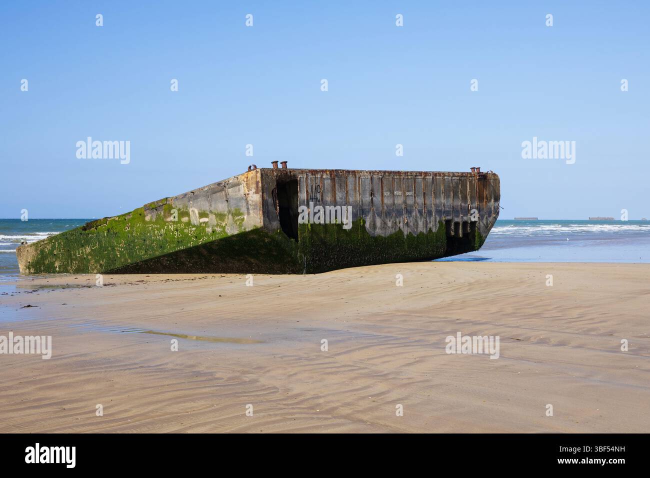 Die Überreste von Mulberry Harbour B (Port Winston) wurden am D-Day genutzt, um Truppen, Vorräte und Fahrzeuge in Arromanches-les-Bains (Calvados) in Frankreich zu bringen Stockfoto