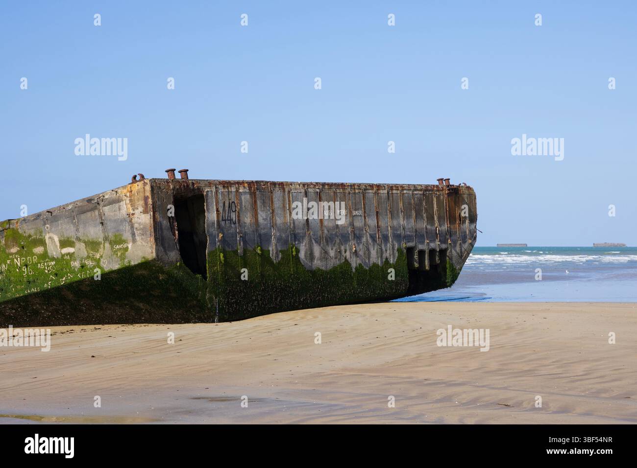 Die Überreste von Mulberry Harbour B (Port Winston) wurden am D-Day genutzt, um Truppen, Vorräte und Fahrzeuge in Arromanches-les-Bains (Calvados) in Frankreich zu bringen Stockfoto