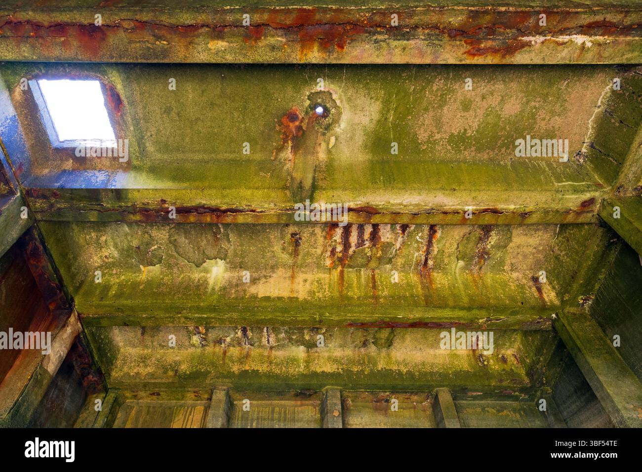 Die Überreste von Mulberry Harbour B (Port Winston) wurden am D-Day genutzt, um Truppen, Vorräte und Fahrzeuge in Arromanches-les-Bains (Calvados) in Frankreich zu bringen Stockfoto