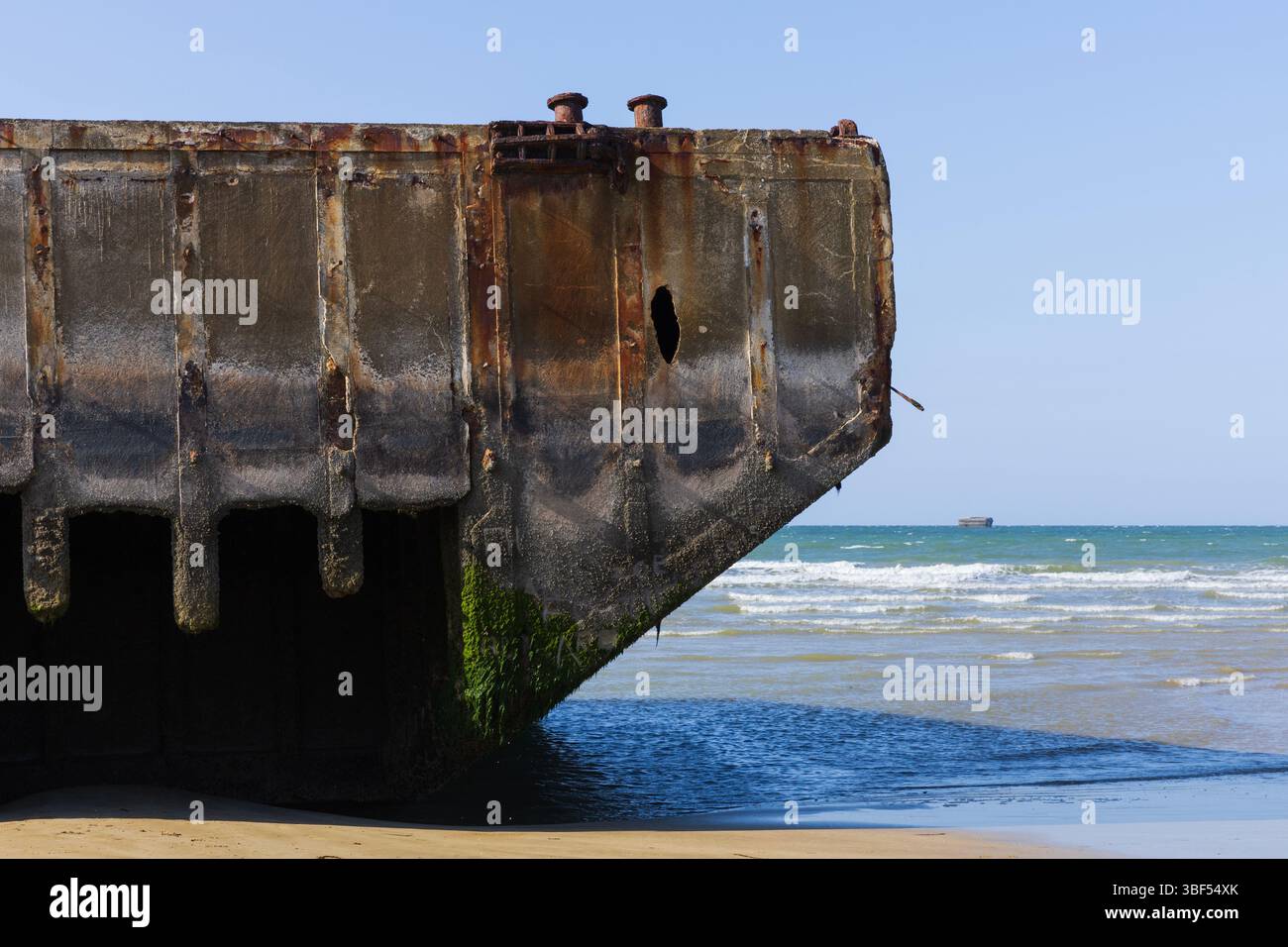 Die Überreste von Mulberry Harbour B (Port Winston) wurden am D-Day genutzt, um Truppen, Vorräte und Fahrzeuge in Arromanches-les-Bains (Calvados) in Frankreich zu bringen Stockfoto