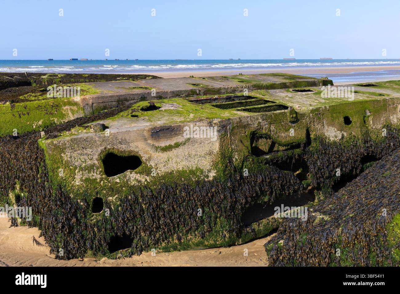 Die Überreste von Mulberry Harbour B (Port Winston) wurden am D-Day genutzt, um Truppen, Vorräte und Fahrzeuge in Arromanches-les-Bains (Calvados) in Frankreich zu bringen Stockfoto