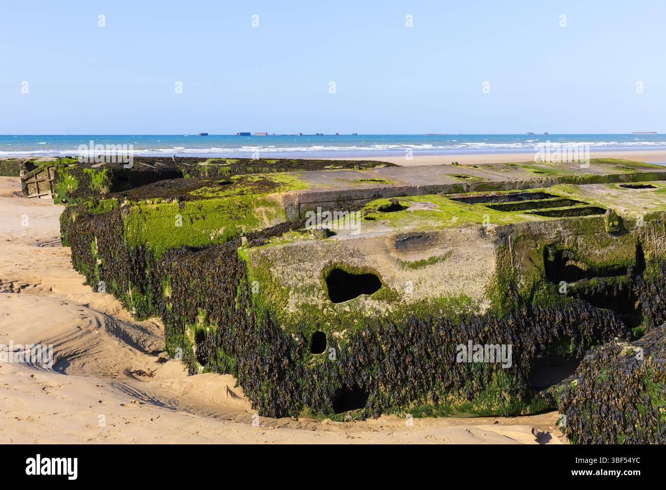 Die Überreste von Mulberry Harbour B (Port Winston) wurden am D-Day genutzt, um Truppen, Vorräte und Fahrzeuge in Arromanches-les-Bains (Calvados) in Frankreich zu bringen Stockfoto