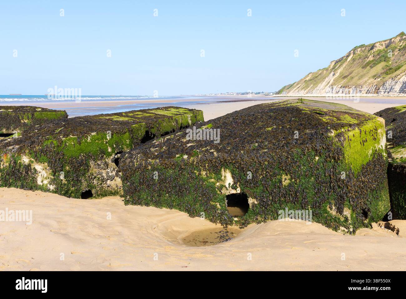 Die Überreste von Mulberry Harbour B (Port Winston) wurden am D-Day genutzt, um Truppen, Vorräte und Fahrzeuge in Arromanches-les-Bains (Calvados) in Frankreich zu bringen Stockfoto