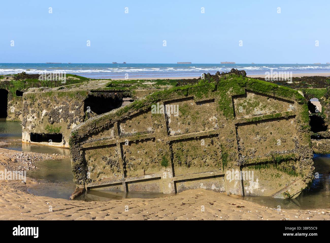 Die Überreste von Mulberry Harbour B (Port Winston) wurden am D-Day genutzt, um Truppen, Vorräte und Fahrzeuge in Arromanches-les-Bains (Calvados) in Frankreich zu bringen Stockfoto